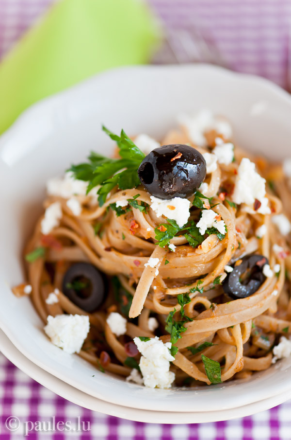 Vollkorntagliatelle mit Auberginenpüree, Anchovis, Oliven und Feta