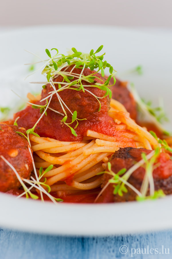 Spaghetti mit Grünkern-Linsenbällchen und Tomatensauce