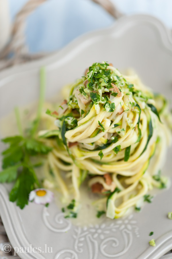Zucchini-Spaghetti Carbonara mit Mandel-Petersilien-Gremolata